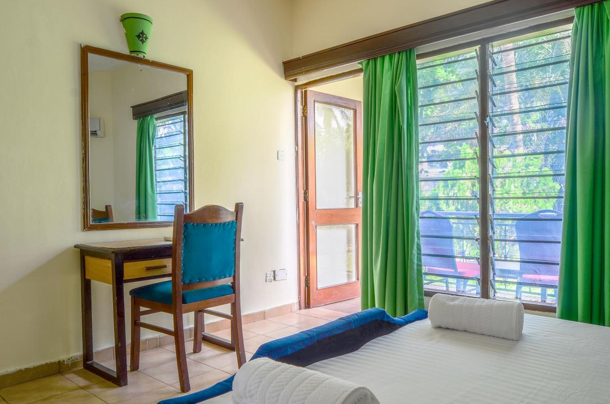 Sai Rock Beach Hotel & Spa Bamburi Ngoại thất bức ảnh